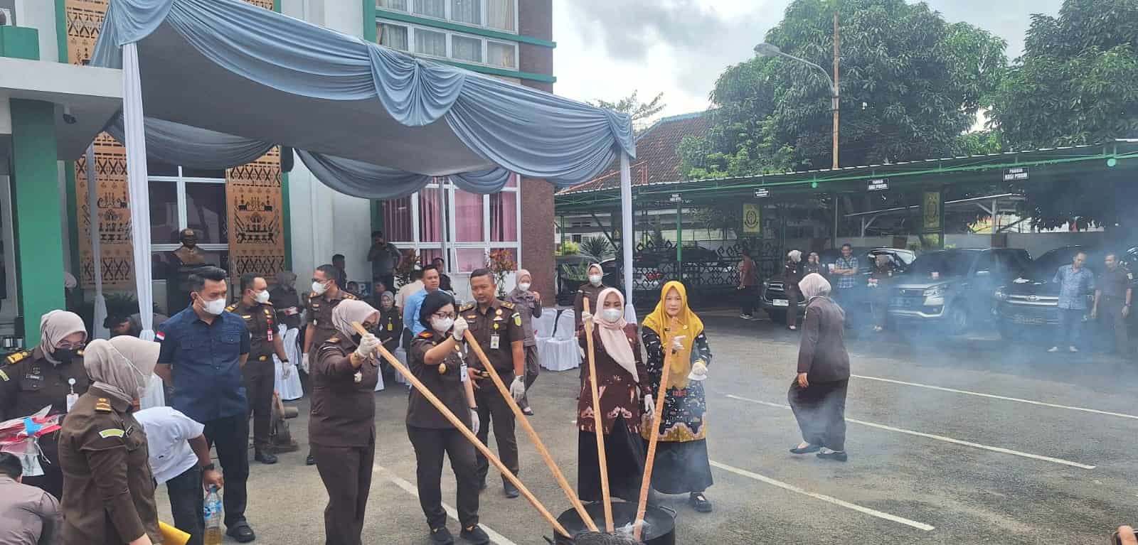 Didominasi Kasus Narkotika, Kejari Metro Musnahkan Ratusan Barang Bukti Narkoba dan Senjata Ilegal