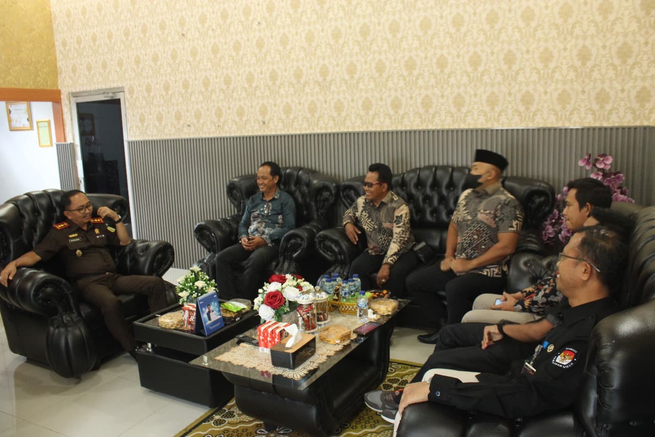 Sejumlah Anggota KPU Way Kanan Terpantau Ada di Kejari, Isyarat Apakah?