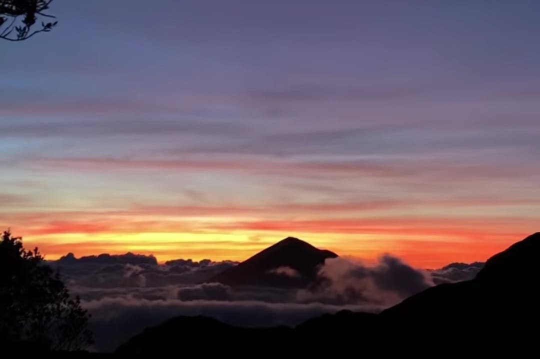View Super Cantik Meski Jalur Mudah, Ini Rekomendasi Gunung yang Cocok untuk Pendaki Pemula
