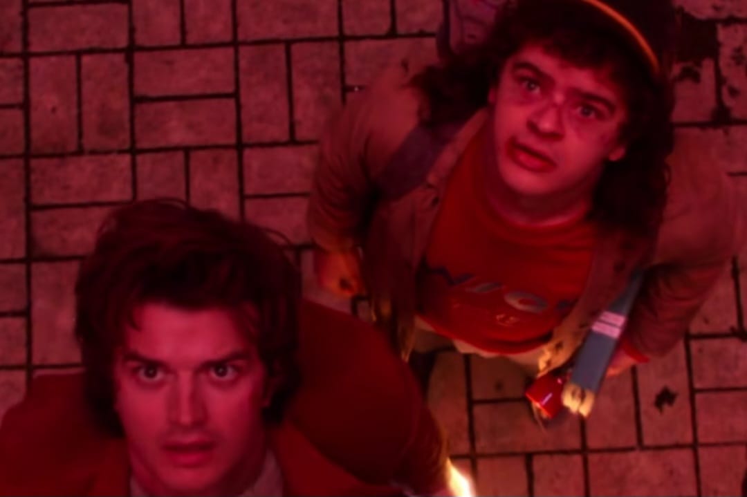 Steve Harrington (Joe Keery) dan Dustin Henderson (Gaten Matarazzo) dalam Trailer Volume 2 Stranger Things 5.