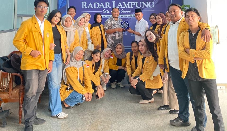 Observasi lapangan fotografi jurnalistik digelar di Graha Pena Lampung, mahasiswa dikenalkan praktik redaksi, multimedia, dan etika jurnalistik.