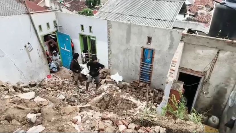 Diterjang Longsor Usai Hujan Lebat, Rumah di Tanjungkarang Timur Ambruk