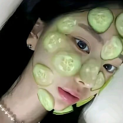 Ilustrasi Pemakaian Masker Timun ke Wajah.
