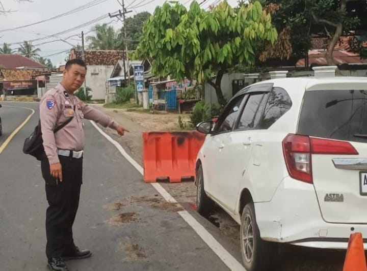 Mobil Disopiri Pelajar Tabrak Dua Motor di Jalur Lintas Barat Pringsewu, Tiga Orang Alami Patah