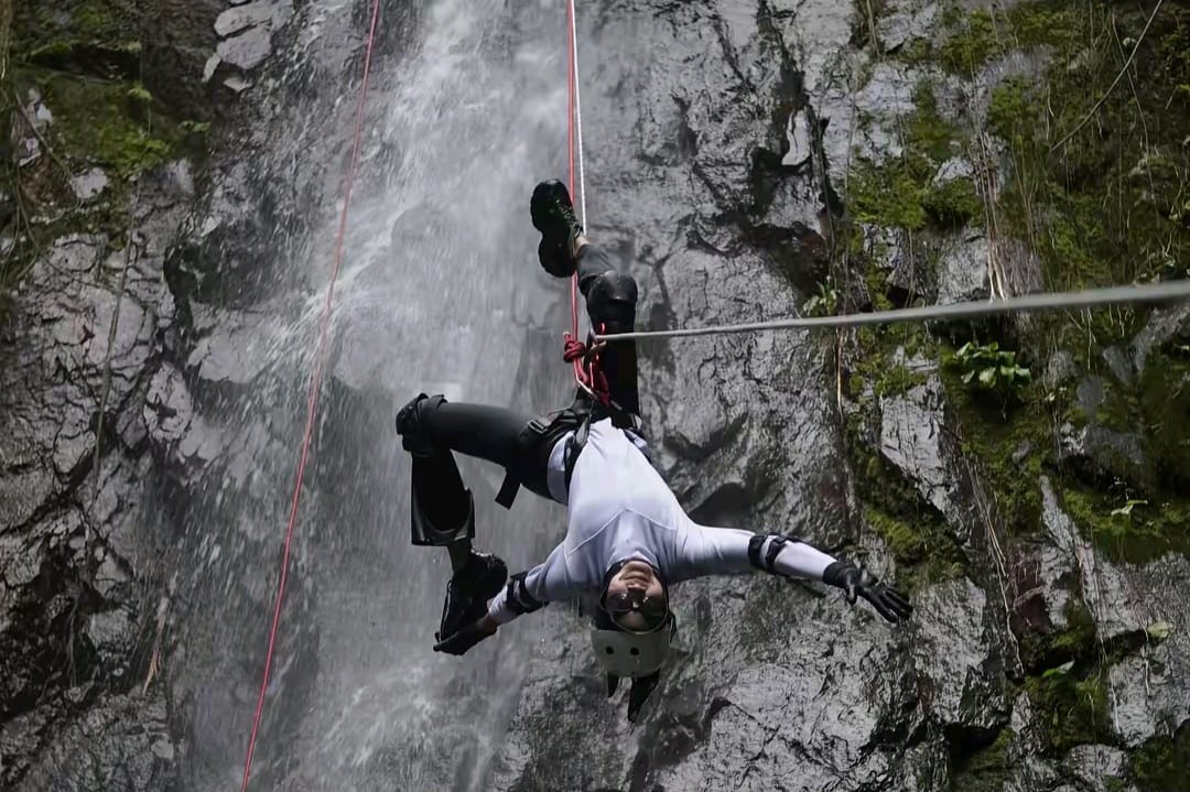 Pecinta Adrenalin Wajib Tahu! Ini Rekomendasi Wisata Canyoneering di Lampung