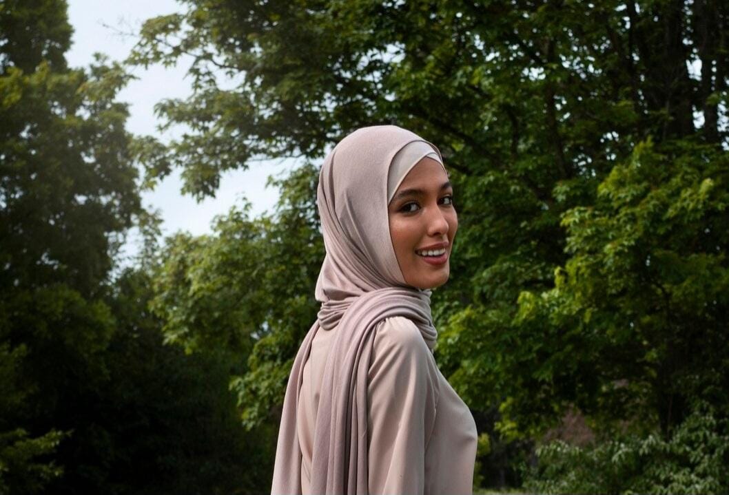 Tetap Stylish Saat Pulang ke Kampung Halaman, Ini Inspirasi Outfit Nyaman untuk Mudik