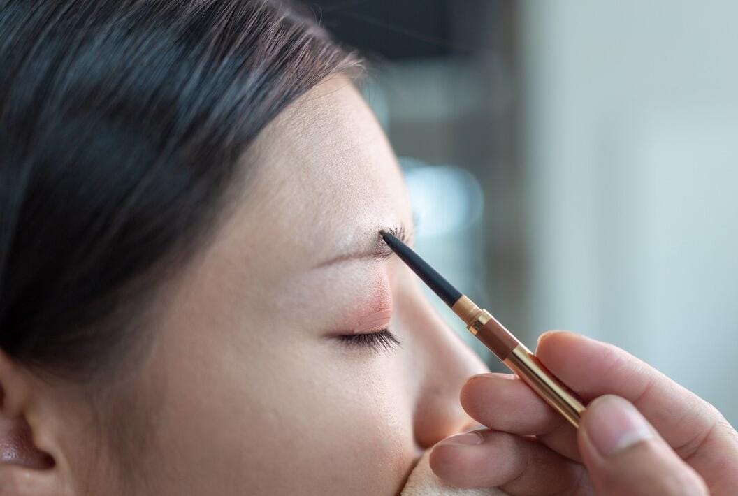 Natural Meski Alis Lebar dan Berantakan, Ini Tips Membuat Alis untuk Pemula