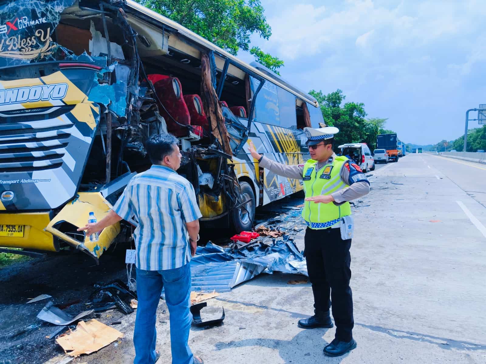 Truk Fuso Oleng Tabrak Bus di Tol Bakter, Sopir Ngantuk Diduga Jadi Pemicu