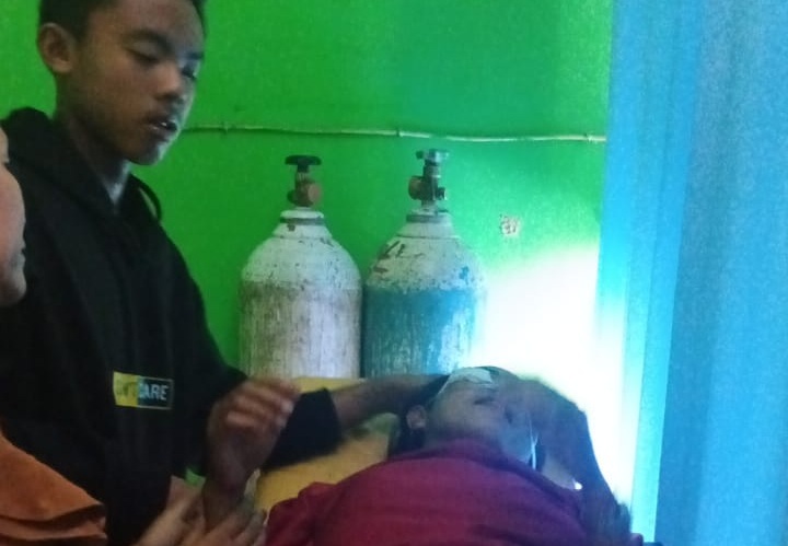 Jalan Berlubang di Depan Poned Panaragan Jaya 'Pisahkan' Karim dengan Istri dan Anak-anaknya