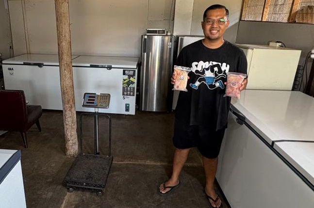 Pemilik Jays’ Store memanfaatkan distributor bersertifikat halal untuk menjaga kualitas frozen ayam, sementara harga jual kini naik menjadi Rp53–Rp55 ribu per kilogram.