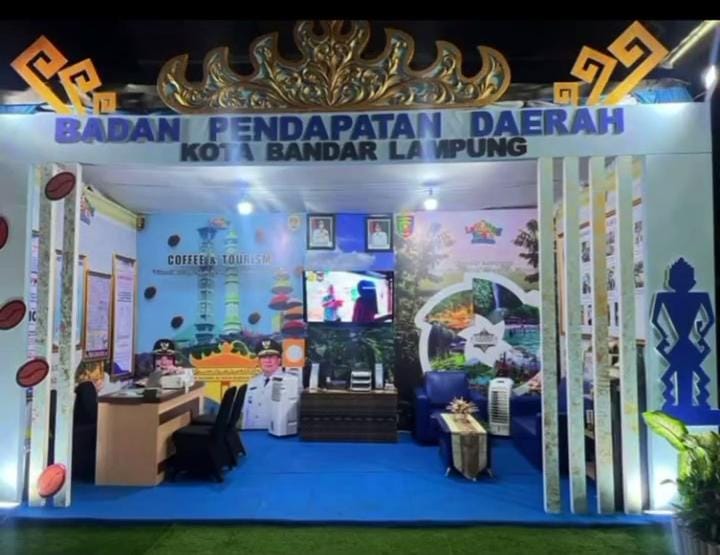 Stand Bapenda di Lampung Fest 2025 menyediakan pembayaran PBB, layanan administrasi pajak, serta promo minyak goreng gratis untuk meningkatkan partisipasi warga.