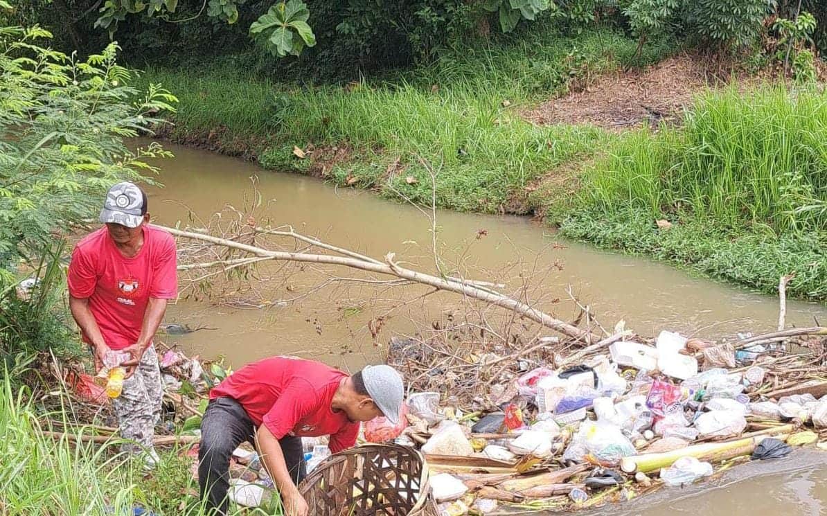 Irigasi Metro Tersumbat Parah, Relawan Turun Tangan Bersihkan dan Olah Sampah Jadi Paving
