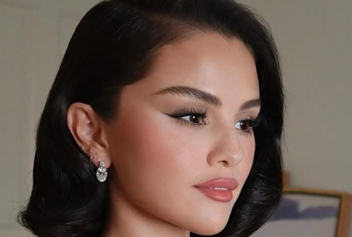 Lip combo ala Selena Gomez lagi viral! Bikin bibir tampak juicy, sehat, dan super glam dalam hitugan detik!